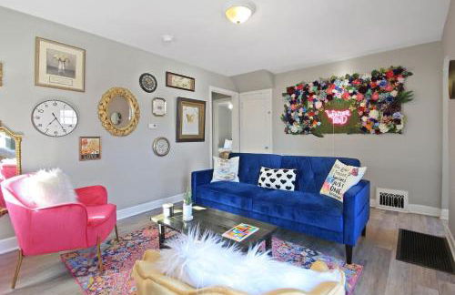 Down the Rabbit Hole walk to downtown - Foto 6