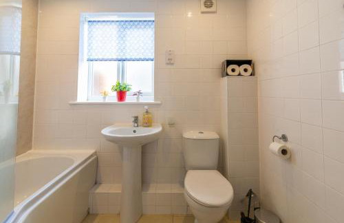 The Vogue Stay, 3 Bedrooms, 2 bathrooms, Ideal for JR & Oxford Hospitals, FREE CarPark, Conveniently located for Ring Road access, 2 miles from Oxford City Centre easy car & bus route - Foto 16
