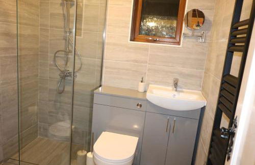 Entire -4 Bedrooms Detached House with Driveway - Foto 32