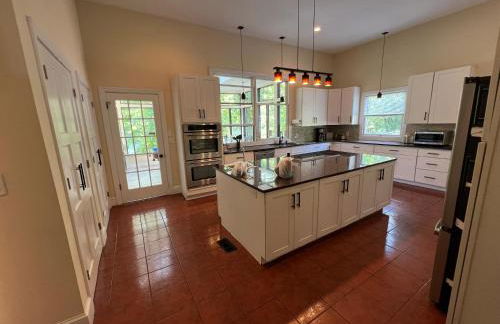 Beautiful River front home with private pool - Foto 9