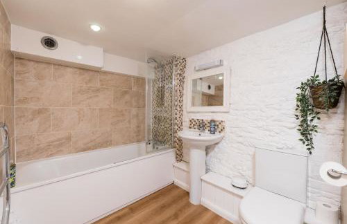 Cosy Cotswolds Farm Stay with Log Burner - Peaceful Winter Retreat - The Dairy - Foto 34