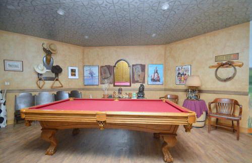Redbud Keep - Unique Features, Movie Set Decor, Grill, Wifi, Family Friendly, Hiking, Billiard Table, Movie Theater Room, Fireplace, Golfing, View, 2 King Beds - Foto 65