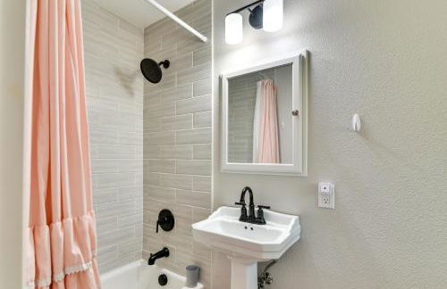 Serene Forest Grove Home with Deck and Stunning Views! - Foto 14