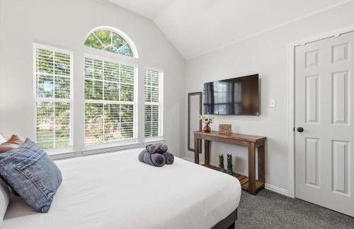 Luxury Backyard Pool & Patio Oasis 4-BD - Foto 33