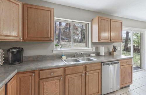 Travis' Place - Convenient and Affordable Location - Foto 11