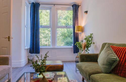 4-Bed Family House in Leeds with park view - Foto 23