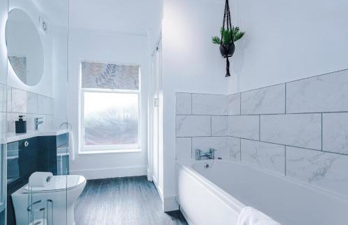 Oxford House by YourStays - Cosy Home in the Suburb of May Bank - Foto 31