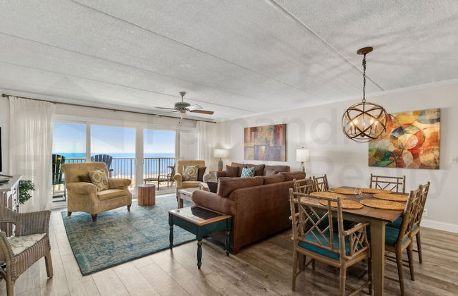 Upper Unit Condo Overlooking Both the Ocean Pier and Swimming Pool by RedAwning - Foto 12