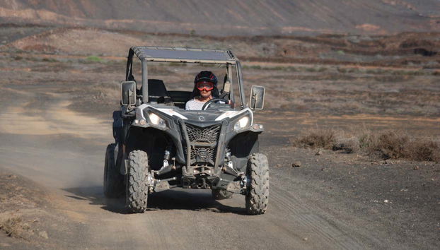Percorrendo os terrenos vulcânicos a bordo do buggy