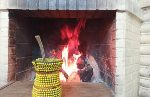 Chalé alpino em canela rs todo mobiliado com cozinha lareira split Wi-Fi 2 quartos perto do centro - Foto 6