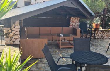 Red House Apartment With Swimming Pool - Photo 29