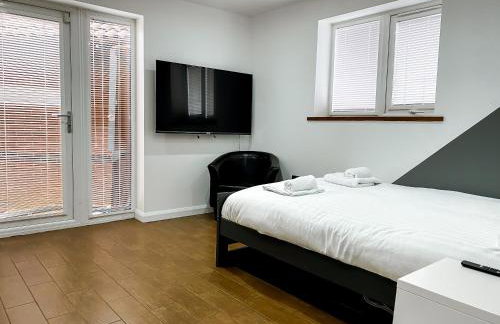 4 bed family home wifi, netflix, parking, close to wicksteed park - Photo 32