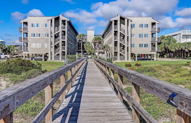 Newly Remodeled Oceanfront Condo with Salt Water Pool and Private Walkway to Beach by RedAwning - Foto 40