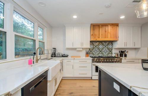 Luxury Mansion Dream Home - 6 Bed Pool Grill - Photo 11