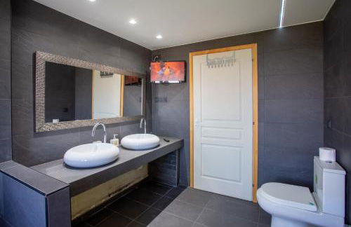 Τraditional fully detached villa on a luxurious hillock of Thessaloniki with its own garden also for family & wedding gatherings for 10 to 25 people only 15 minutes from airport - Foto 57