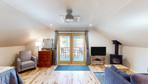 1 Mi to Crystal Lake! Couples Retreat with Deck - Photo 2