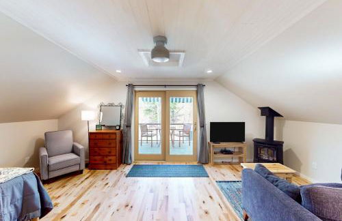 1 Mi to Crystal Lake! Couples Retreat with Deck - Photo 2