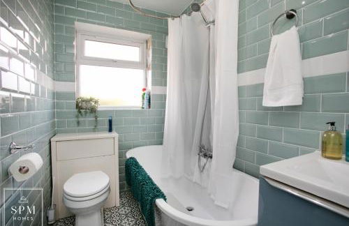 Large 4 Bed House - Long Stays Welcome - Smart TVs in Each Bedroom - Parking - Wifi - Foto 28