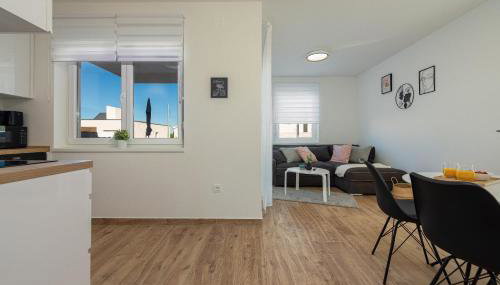 Dolphin view with a pool by the beach - Foto 5