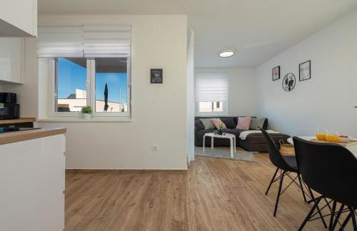 Dolphin view with a pool by the beach - Foto 5