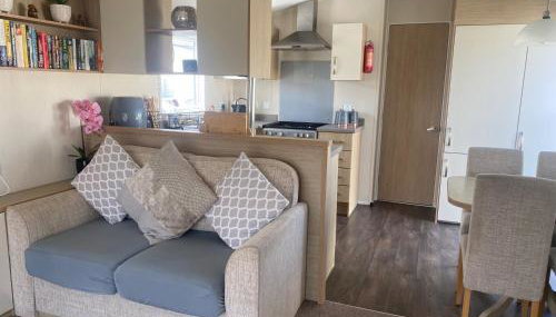 Seaside 2-Bed Caravan Retreat - Sleeps 6 & Parking - Foto 3