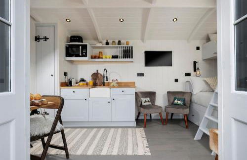 Luxury Shepherd hut with hot tub - Photo 14