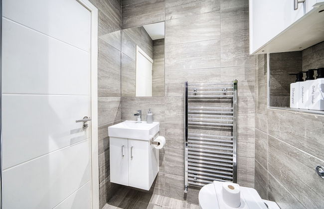 Spacious 1 Bedroom Near Hospital - Foto 15