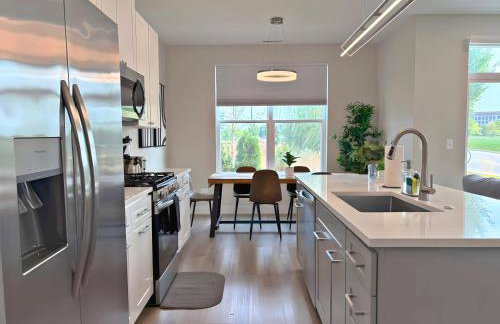 Modern 4BR Townhouse with Parking & Lake Views - WVille rep 4 - Foto 12