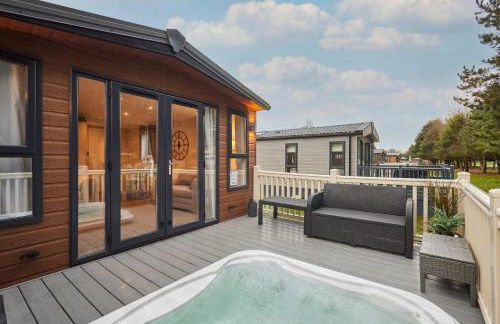 Woodpark Lodge with Hot Tub - Foto 1