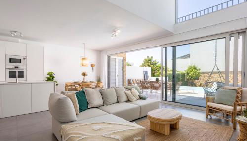 Stylish 3-Bedroom Villa Haven with a Private Pool - Photo 2