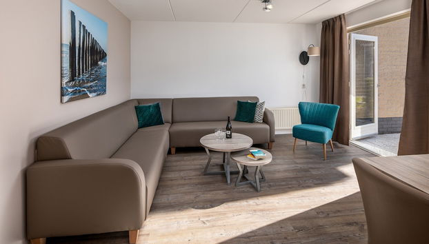 Restyled Bungalow With 2 Bathrooms, Near the Beach - Photo 5, Living room