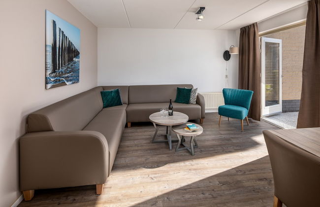 Restyled Bungalow With 2 Bathrooms, Near the Beach - Photo 1