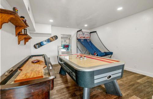 Family Fun Cabin - Mountain home with Game Room, Hot Tub and Lake Views! - Foto 26