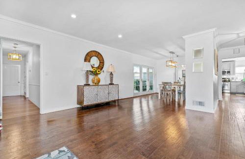 Luxury Pool Oasis- Near Stadium, Tennis and Golf - Photo 4