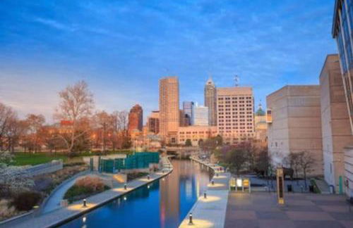 #1 Downtown King Free Parking- Walk to Gainbridge, Lucas Oil, Conv Cntr - Foto 1