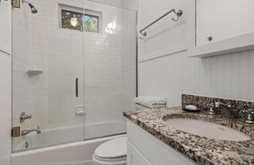 Bella and Dulce's Lakehouse by Juniper Holiday + Home - Photo 29