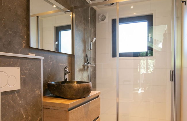 Luxury Lodge With Private Swimming Pool - Photo 9