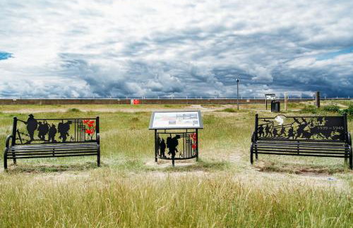 Sunny Beachside Apt with Free Parking - Foto 26