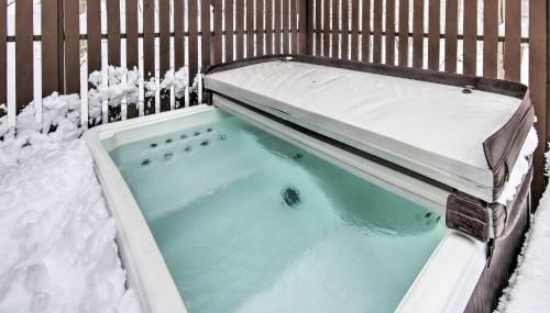 Modern Mountain Retreat with Deck and Hot Tub! - Foto 2