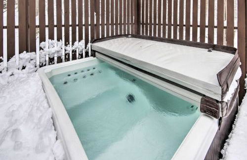 Modern Mountain Retreat with Deck and Hot Tub! - Foto 2