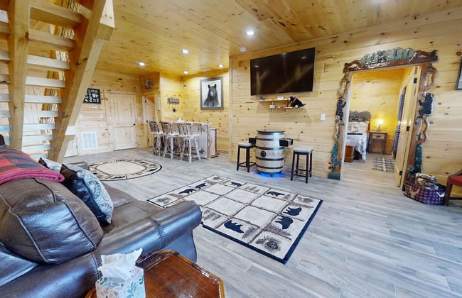 Lazy Bear Lodge 5 Bedroom Cabin by RedAwning - Photo 33