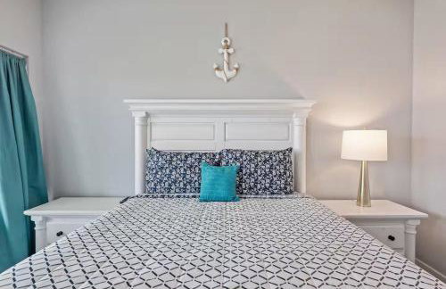 Steps to the Beach | Tiki Bar Fun | Epic Bay Views | Sleeps 8 - Foto 29