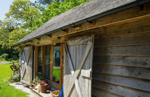 Escape to an Idyllic Countryside Couple's Retreat - Photo 6