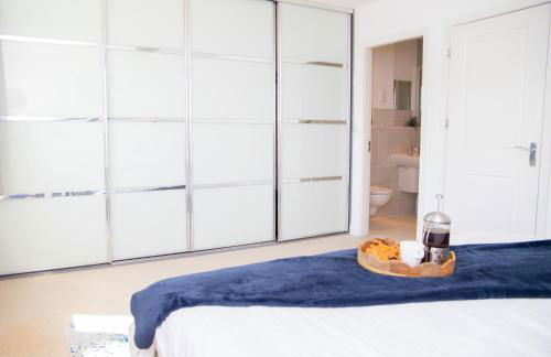 Lavish 4-Bedrooms with Modern Home Features - Guest 8 - Hi-Speed Wi-Fi - Luxury Garden - Private Ample Parking - Foto 36