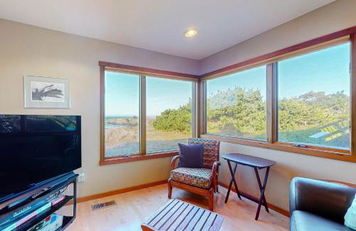 Oceanfront Retreat Close to Activities & the Beach - Photo 4