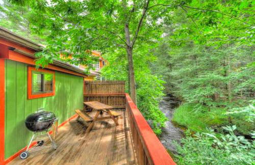 Cozy and Secluded Cabin with a Fireplace in the Poconos Mountains of Pennsylvania - Foto 9