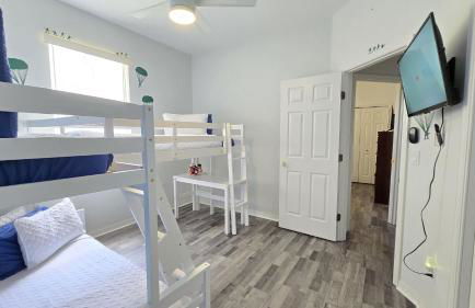 Themed kid bedrooms, 17 miles to Disney and Legoland, private pool, kitchen, wifi, washer, dryer - Foto 4