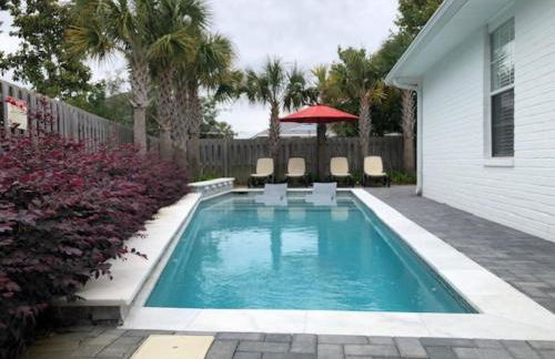 Beautiful Pet Friendly Home! Tropical Pool, Optional Golf Cart & Pool Heat, Minutes to Beach - Foto 58