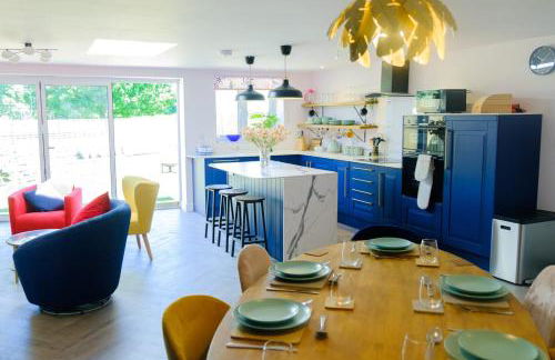 The Wave Cottage - 3 Bedroom with off road Parking for 3 Cars or Vans & EV point - Photo 3