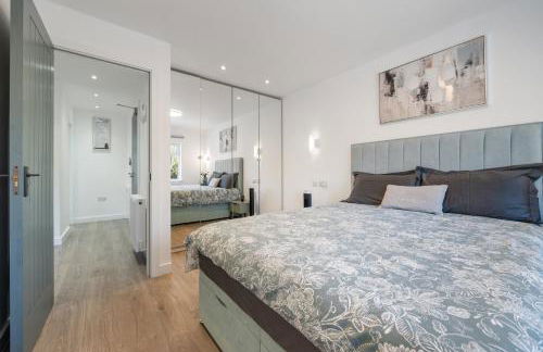 Newly Refurbished 2 Bed Flat - Photo 52